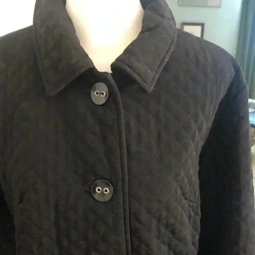 Willow Lane lined coat.  Button close.  Two open side pockets - Picture 2 of 10